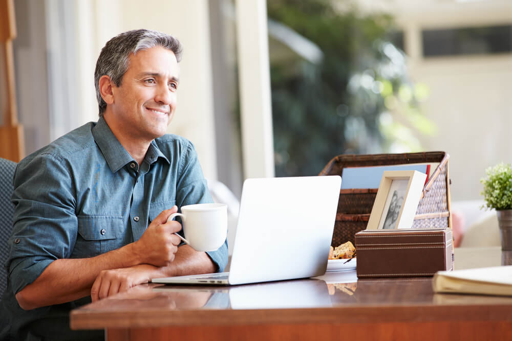 man being approved for online payday loan