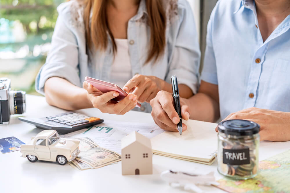 couple managing money together