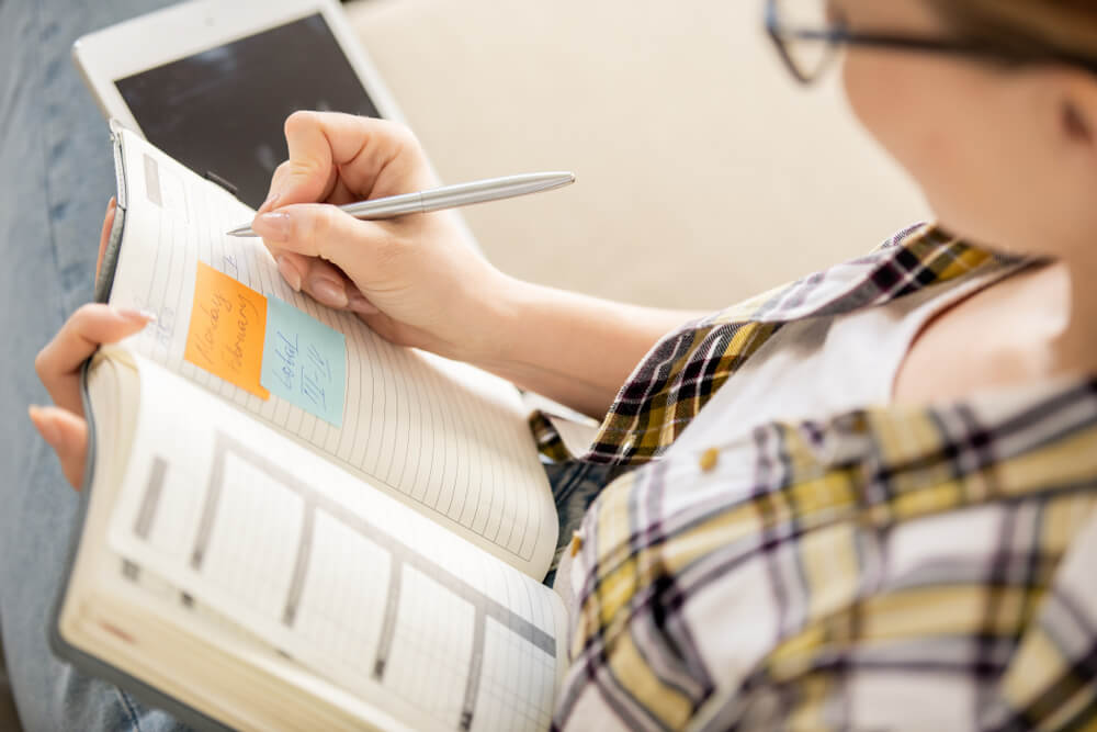 woman setting good financial goals