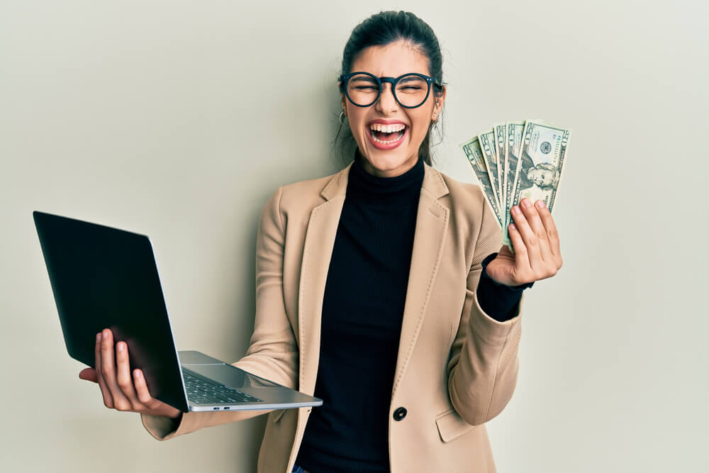 woman getting online title loan cash