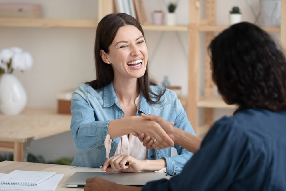 woman applying for a payday loan in Anniston, AL 