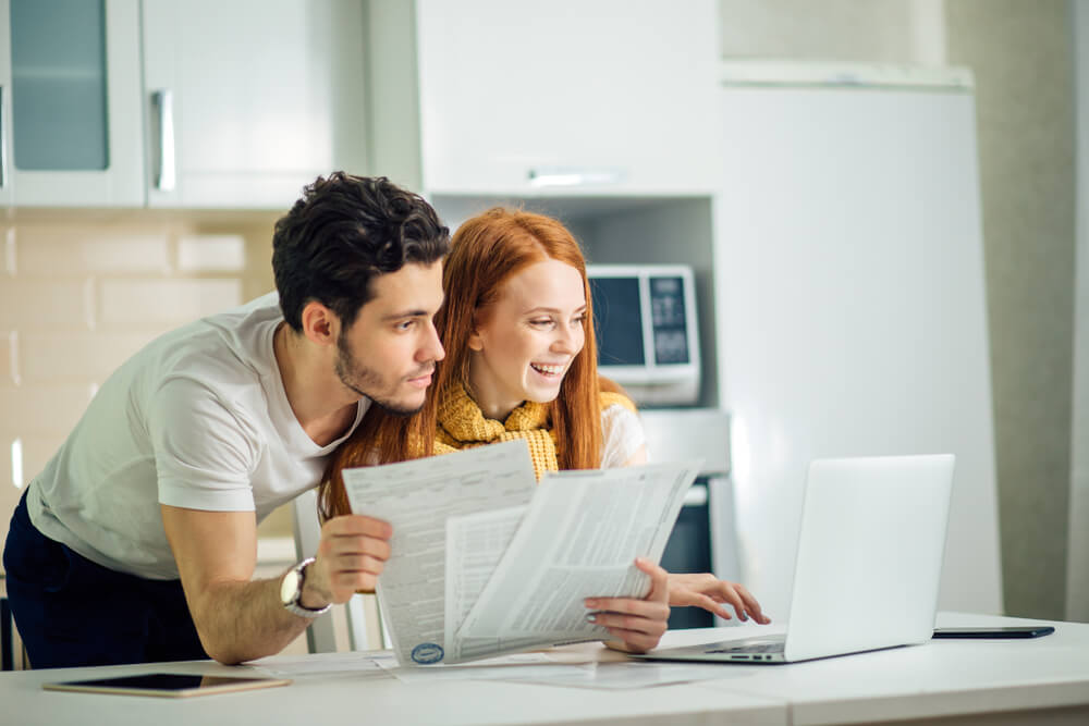 couple plan budget for vacation