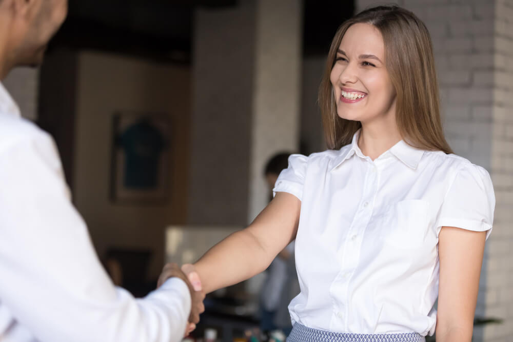 woman shaking hand with title loans Arizona representative