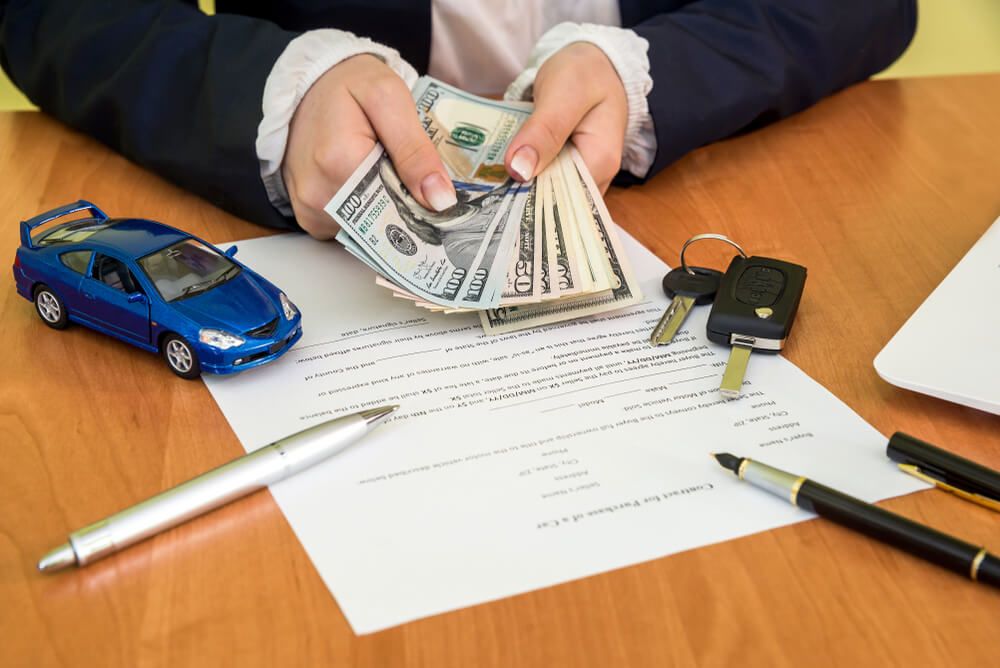 woman giving title loan cash 