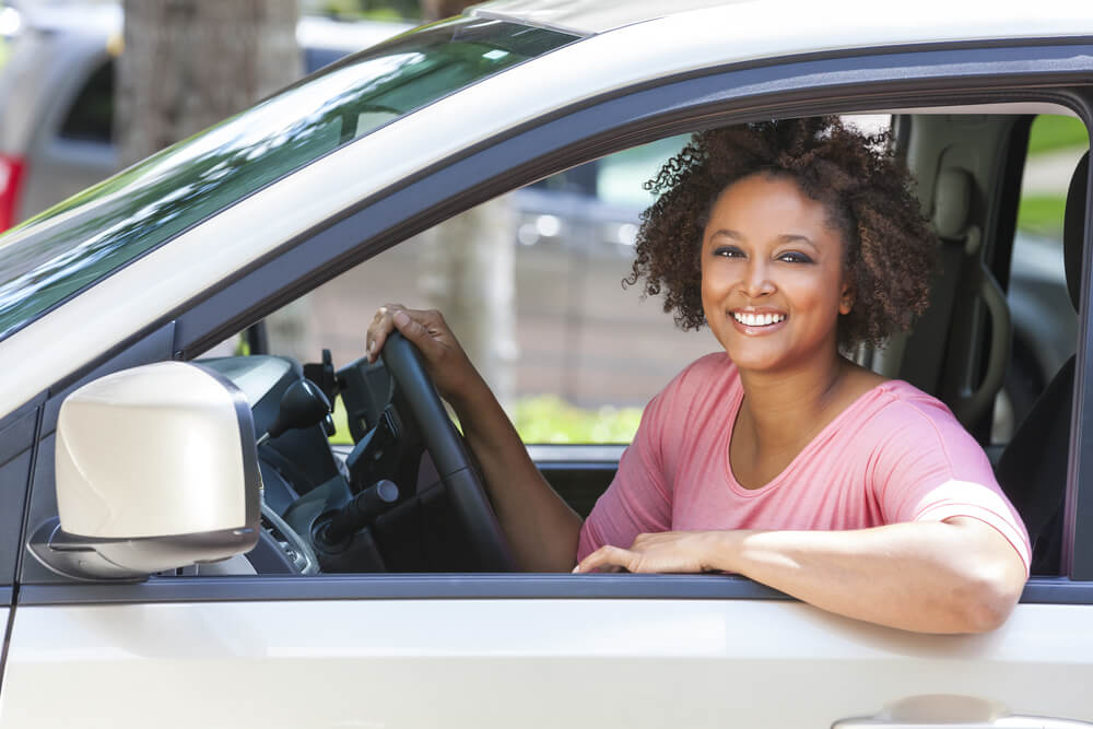 Woman pawning her car title for title pawn cash in Georgia