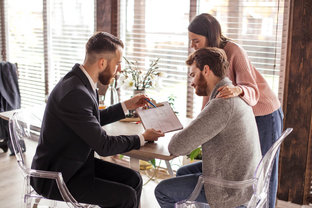 Couple applying for fast a title loan with representative