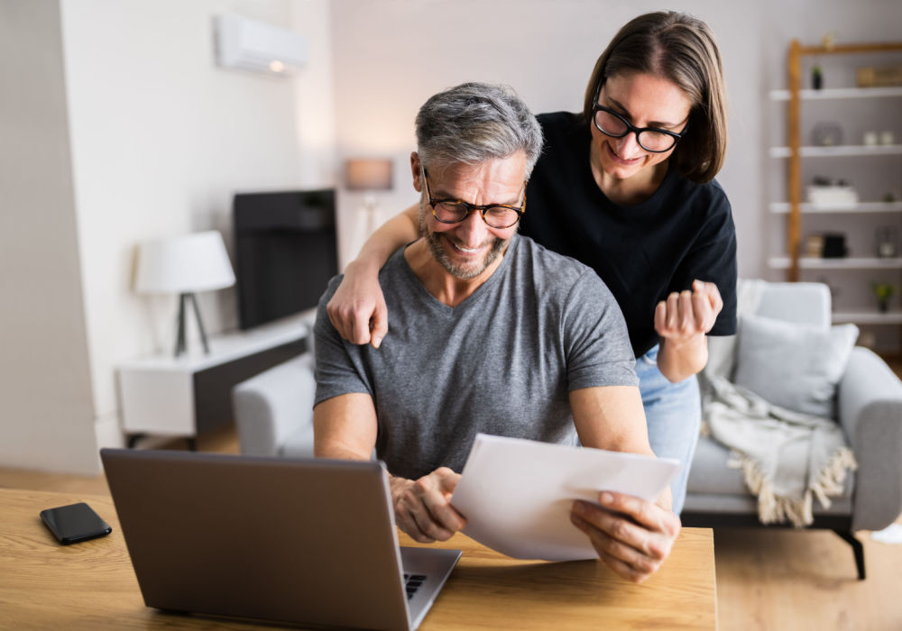 A couple exploring title loans in Newark, DE