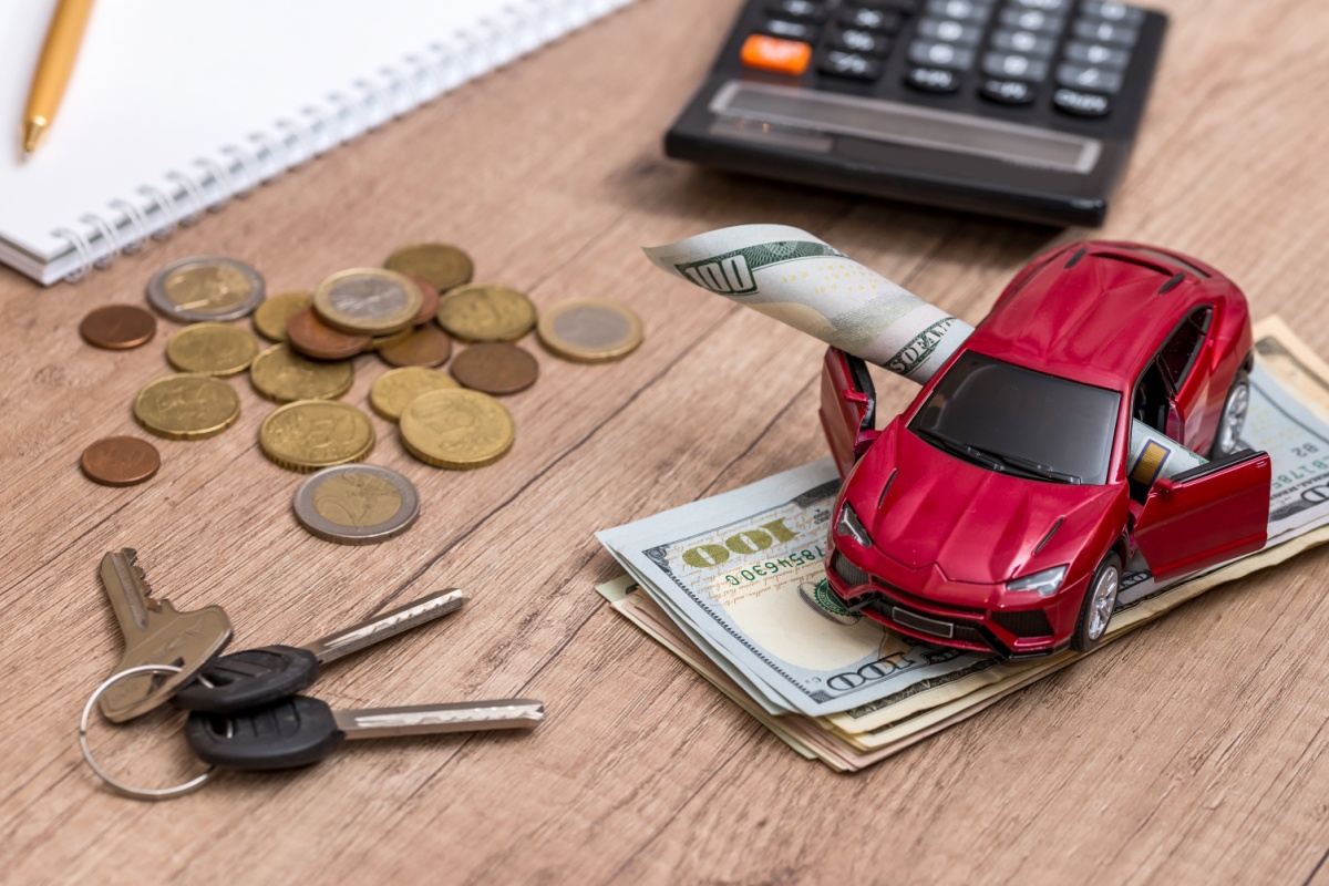 a toy car with keys and cash from $1,000 emergency loan in Arizona