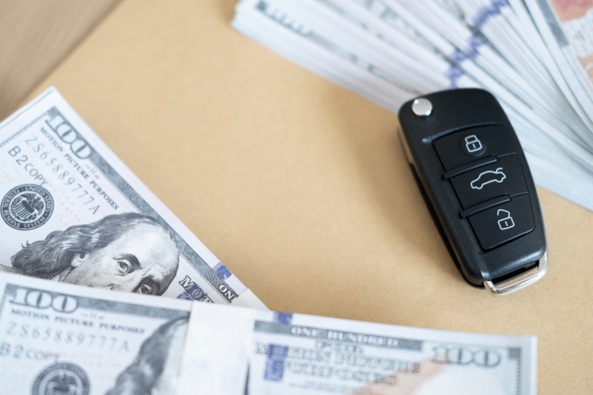 cash with car key for title loan