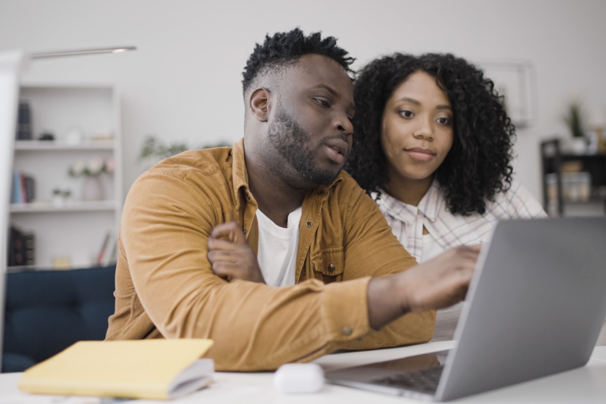 couple searches for unemployed title loans online