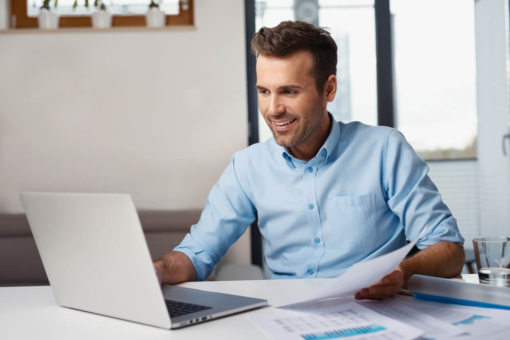 man pawning his car title online