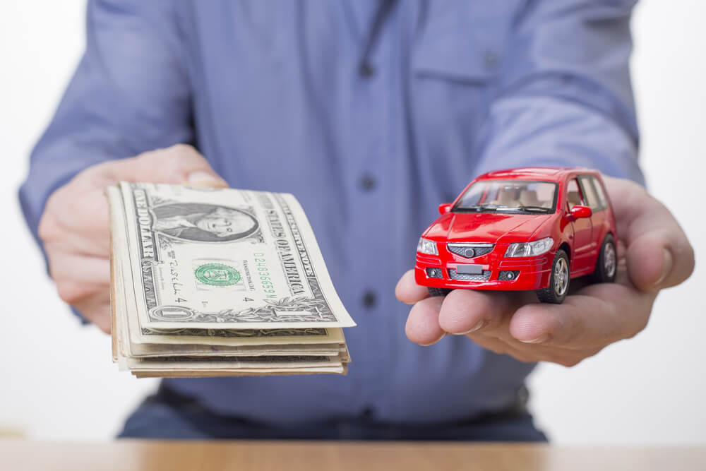 handing over money from car title loans