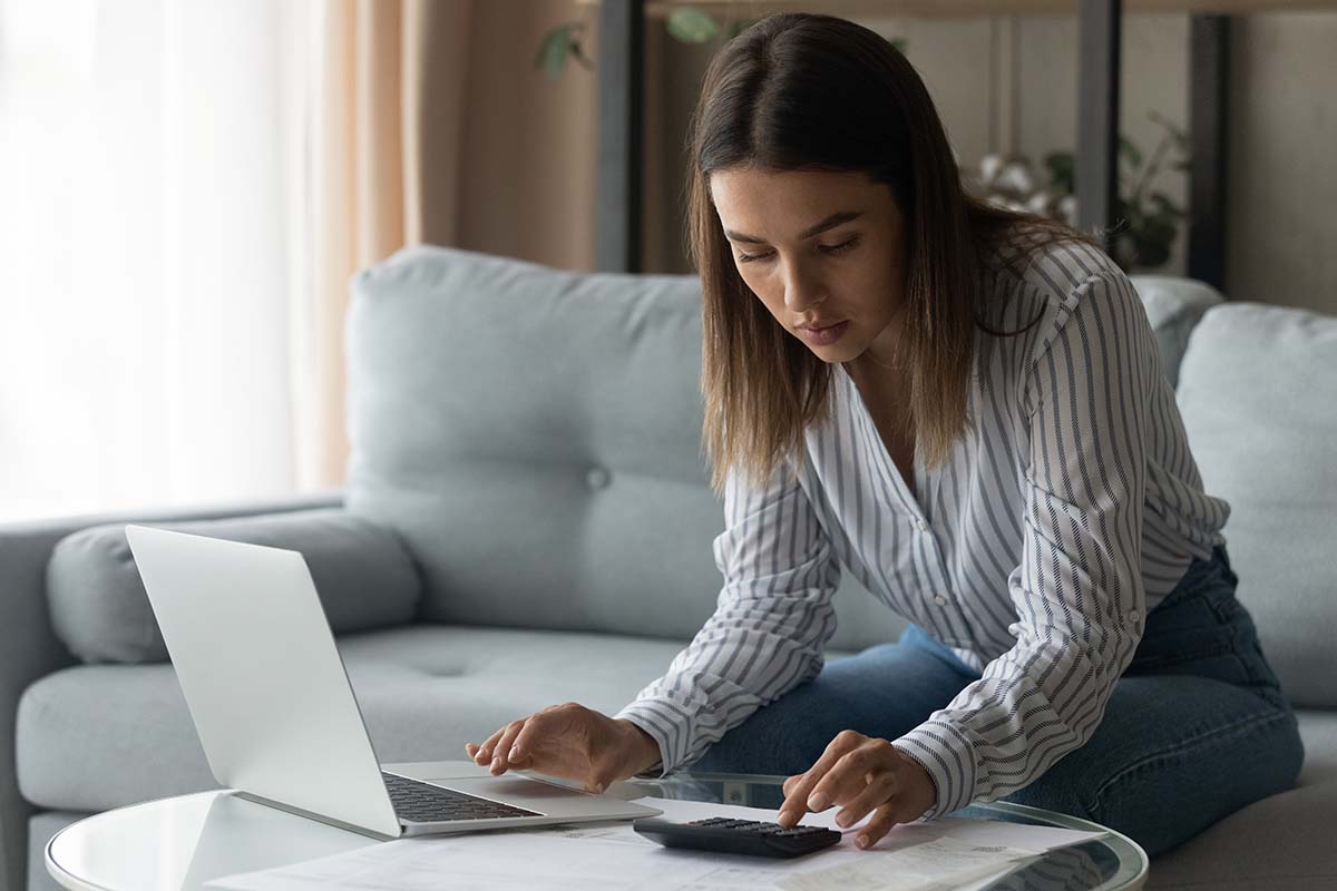 woman researching registration loans in Kingman, AZ from the comfort of her couch