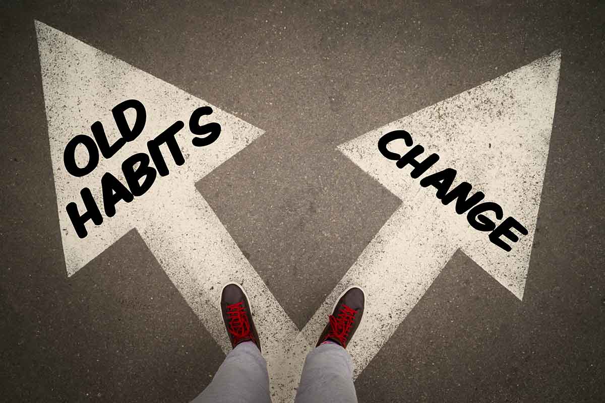  A person deciding to change old money habits, with two arrows pointing towards the left reading 'old habits' and towards the right reading 'change'.