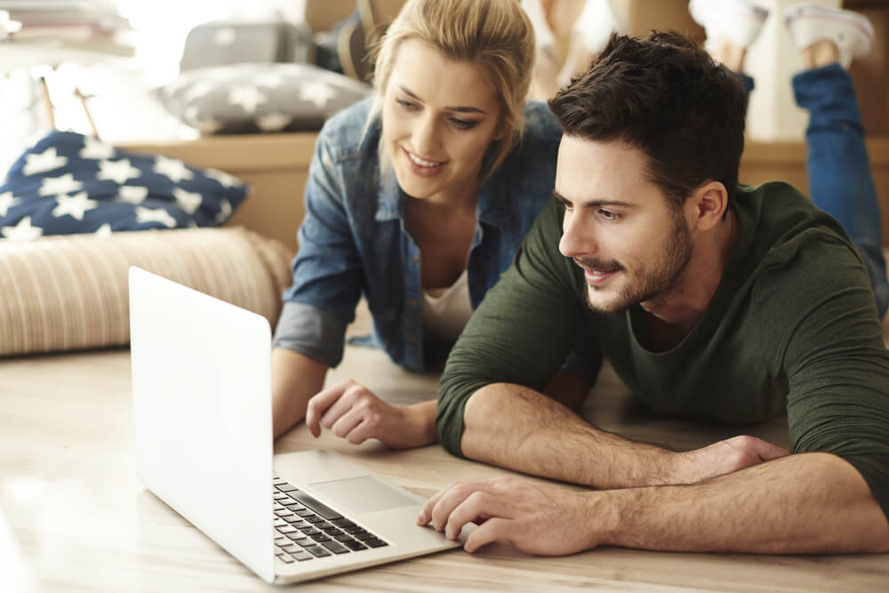 Couple applying for a payday loan online