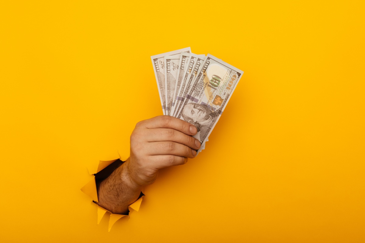 hand holding payday loan cash