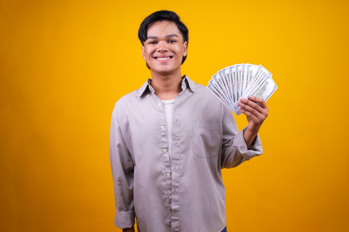 holding $2,500 car title loan in Mississippi
