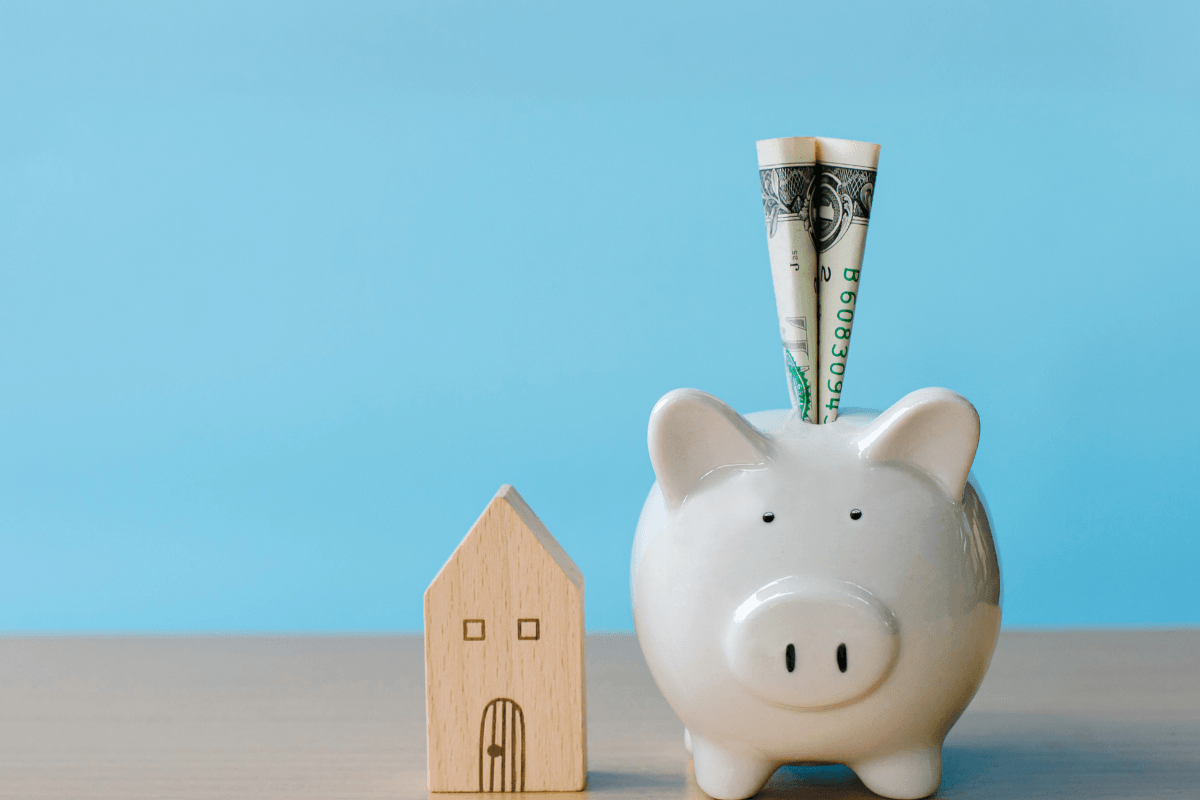 house and piggybank with cash from a title loan
