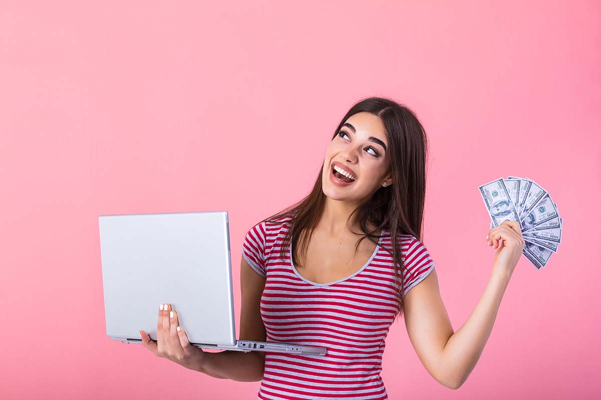 woman holding laptop and has fast cash from online title loans 