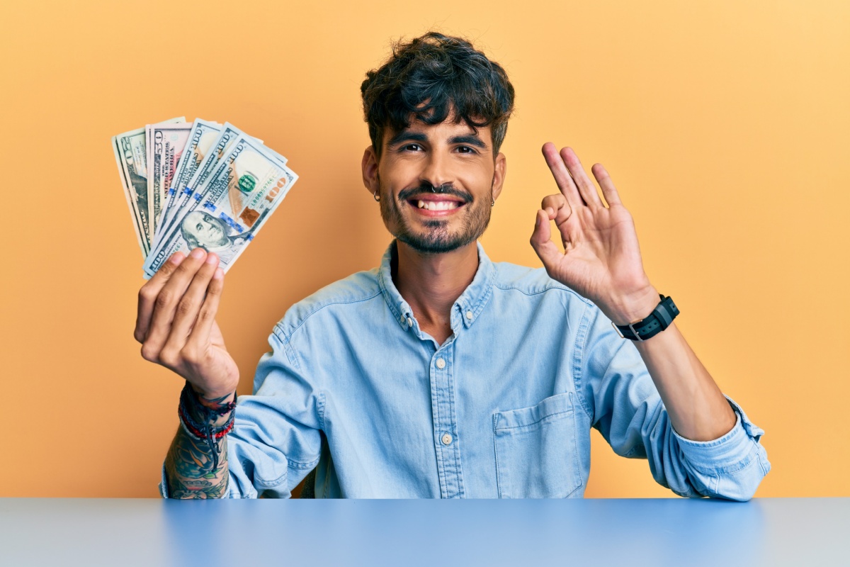 man holding Pensacola payday loan cash