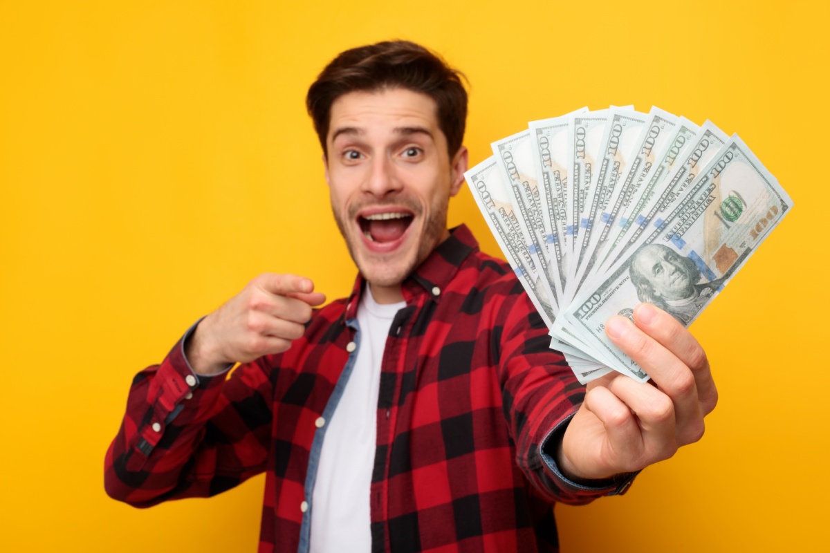 man holding cash from no credit check payday loan