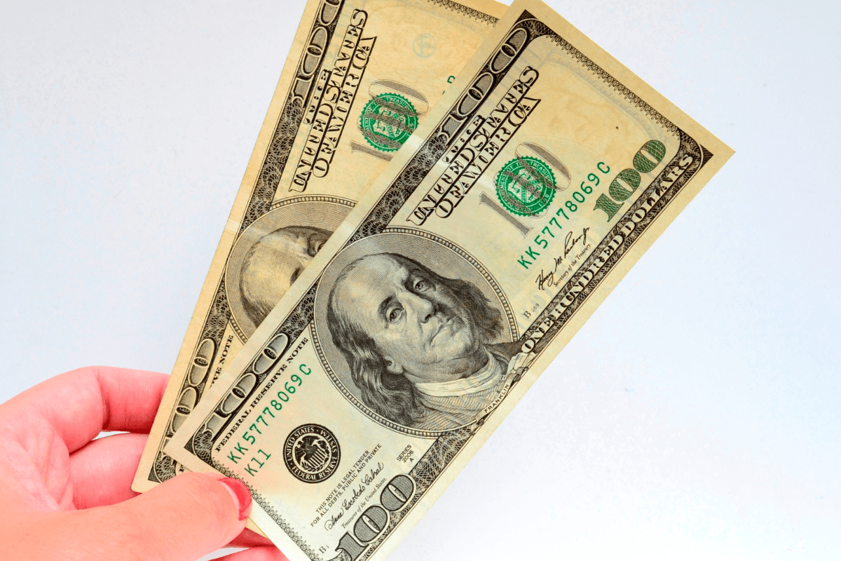 man holds $200 from cash advance online same day