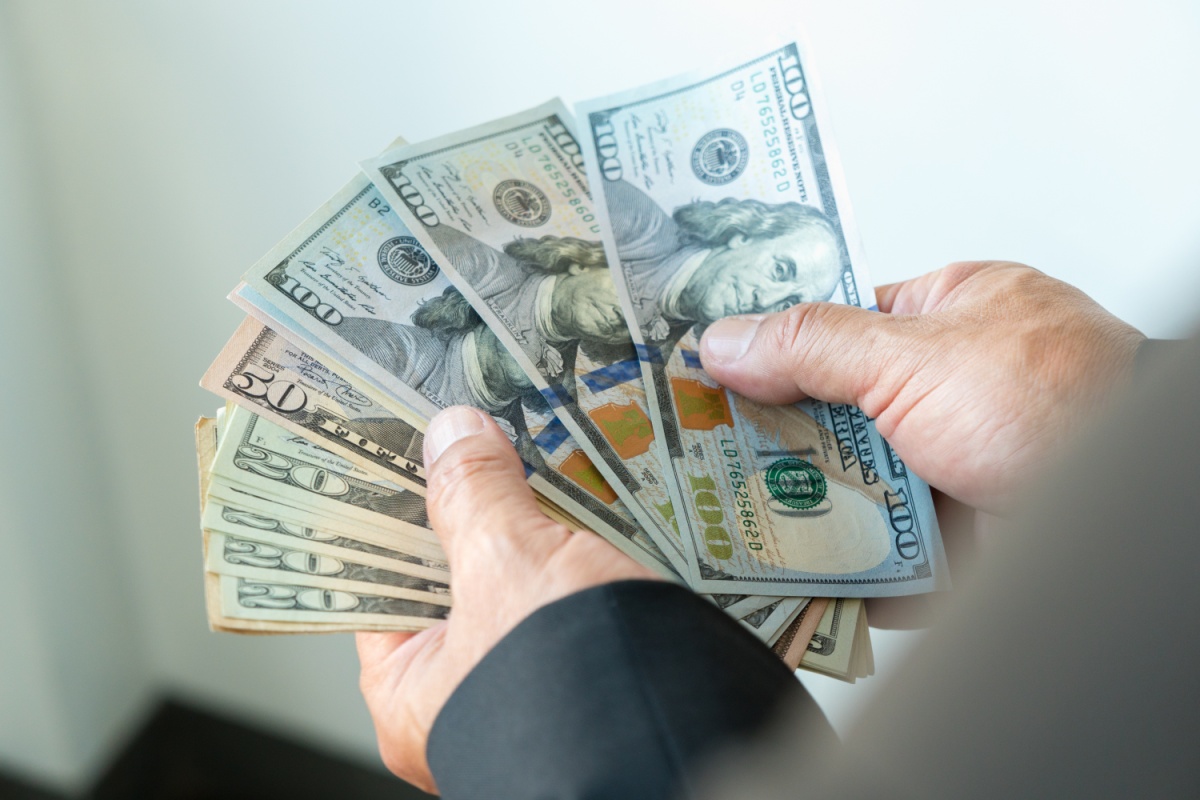 man holds $250 cash advance