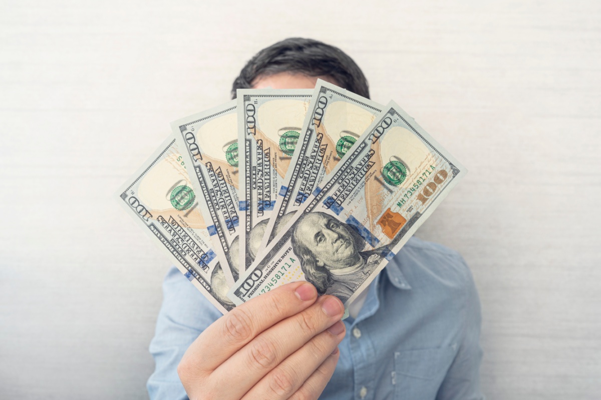 man holds $500 from a payday loan in Florida