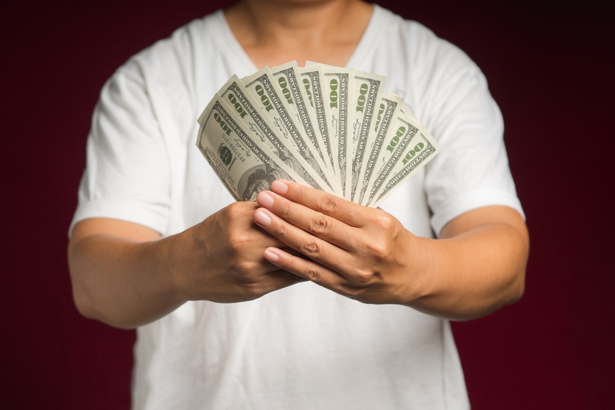 man holds Florida payday loan cash