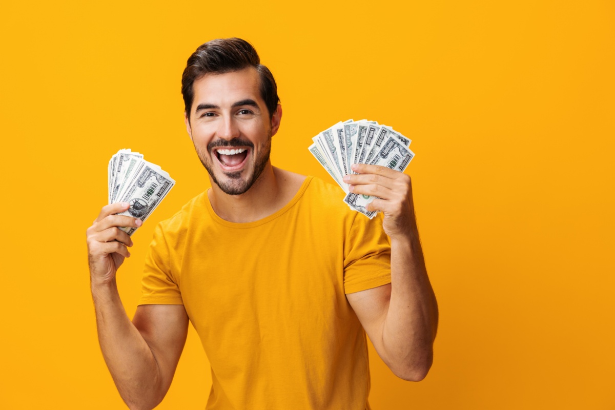 man holds cash from Alabama title pawns