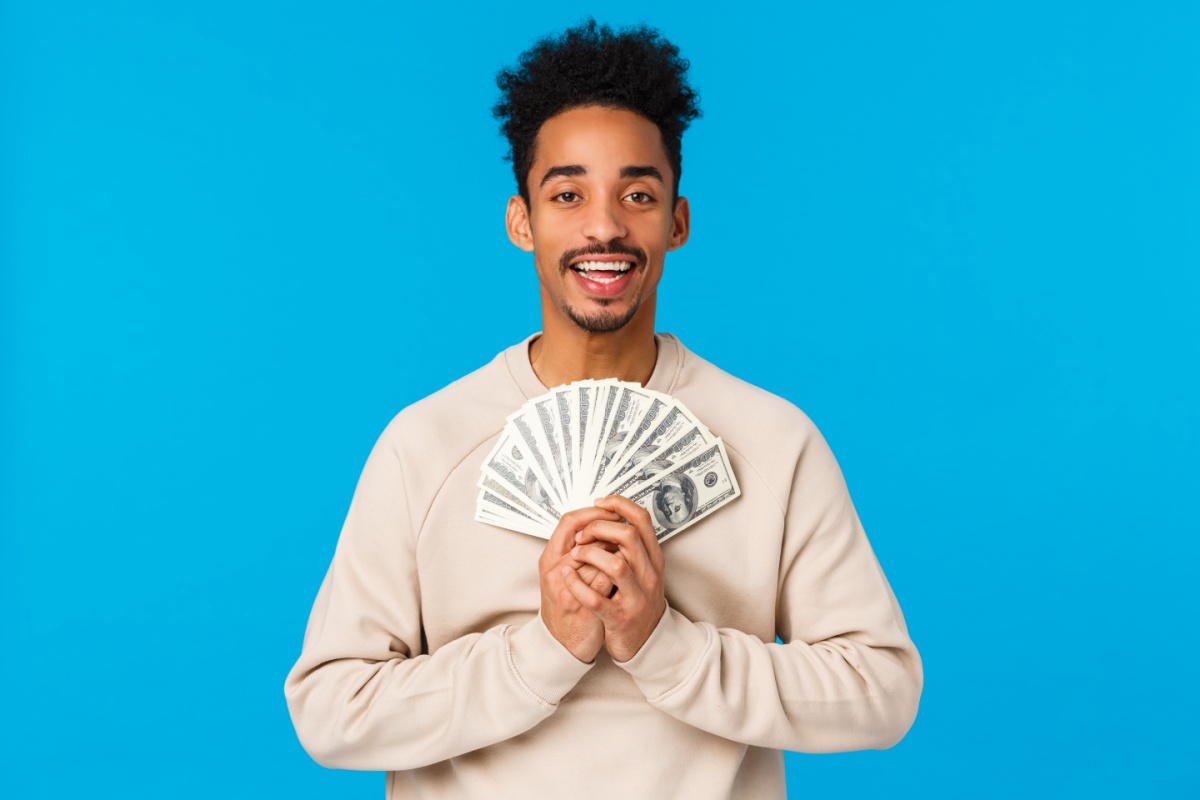man holds cash from a $15,000 title loan in Wisconsin