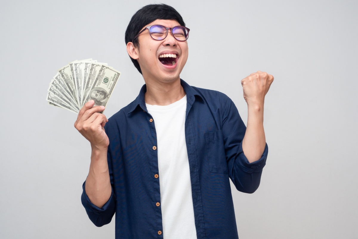 man holds emergency cash from title loans