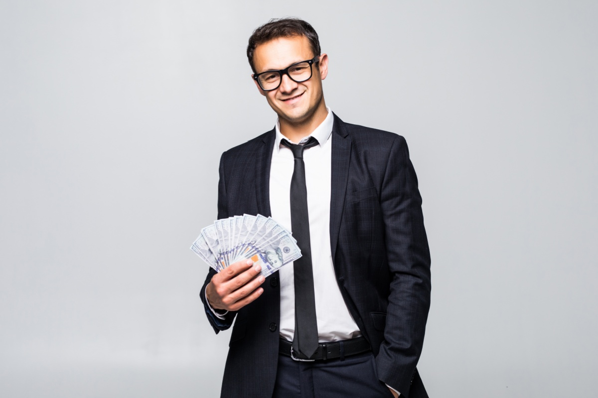 man holds money from cash advance