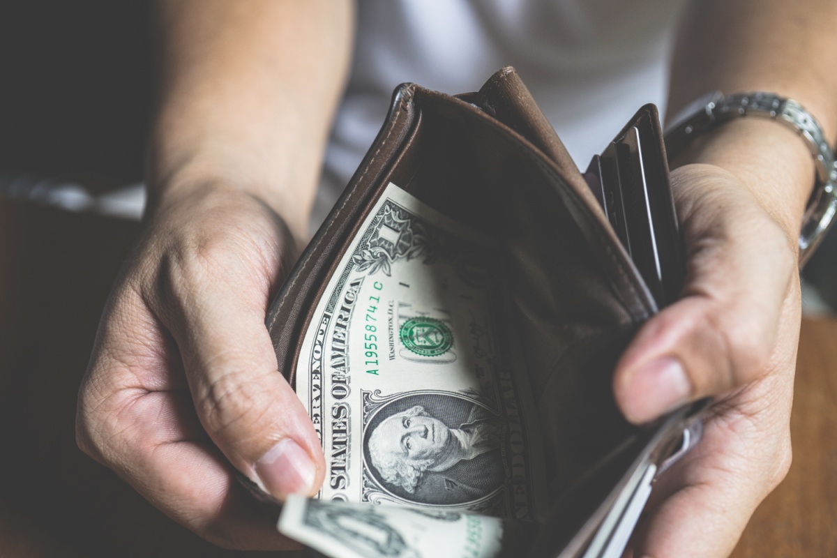 man with cash in wallet from payday loan