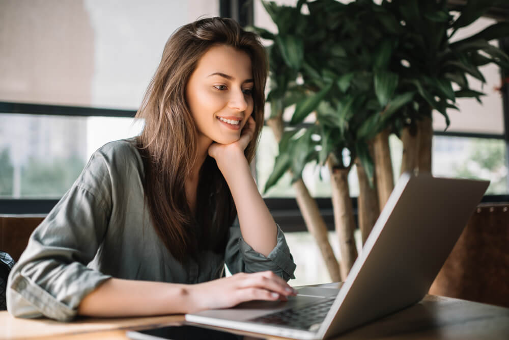 woman applying for a title loan online