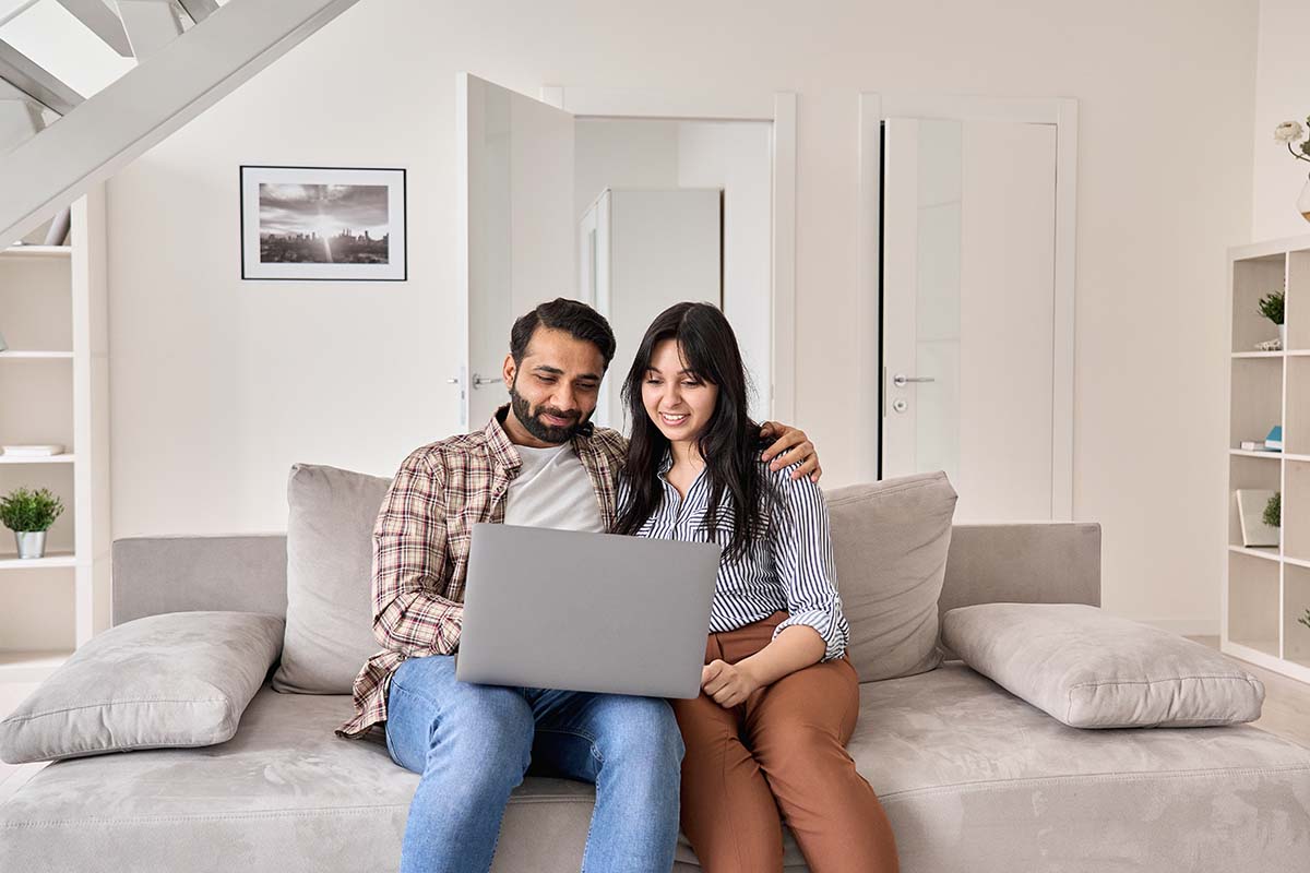 couple comparing online title loan