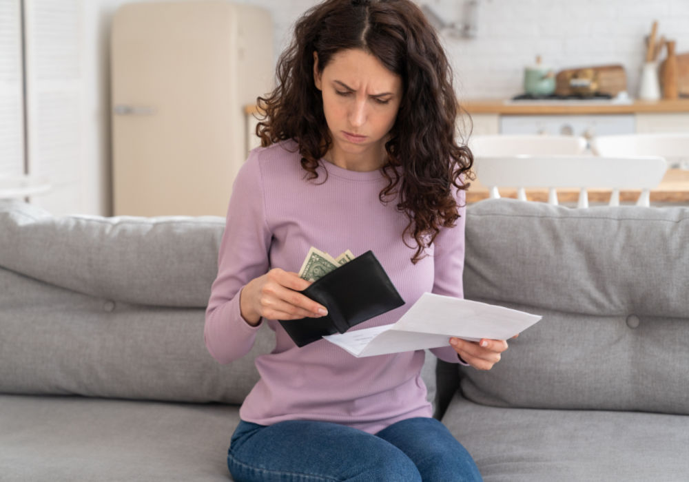 woman counting payday advance cash