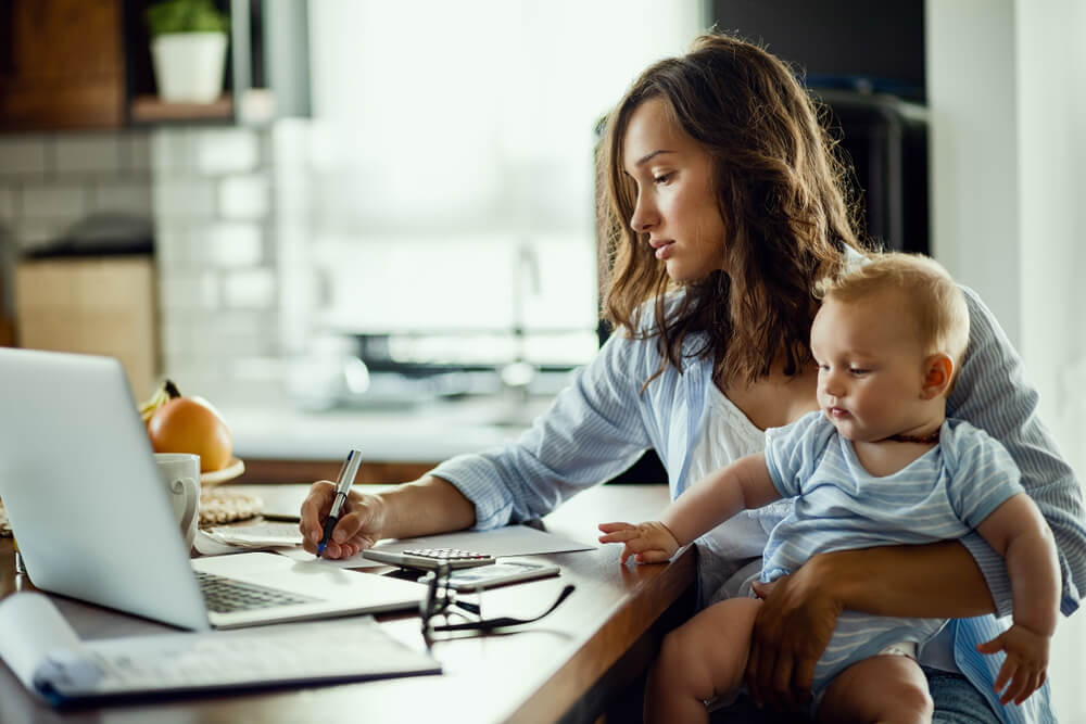 single mom doing financial planning