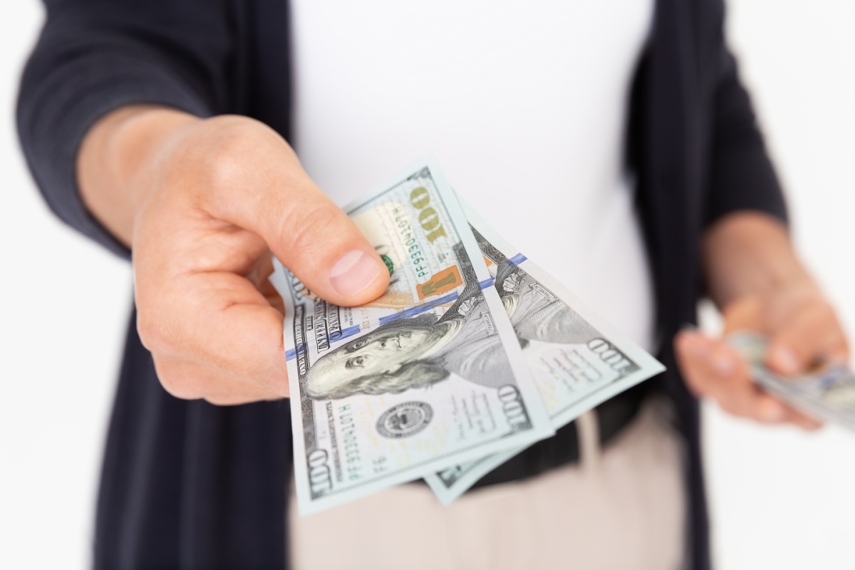 representative giving payday loan for a $200 loan with bad credit