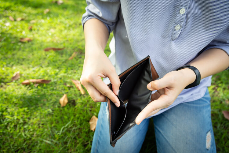 person with empty wallet from Unemployment looking to get title loans near me