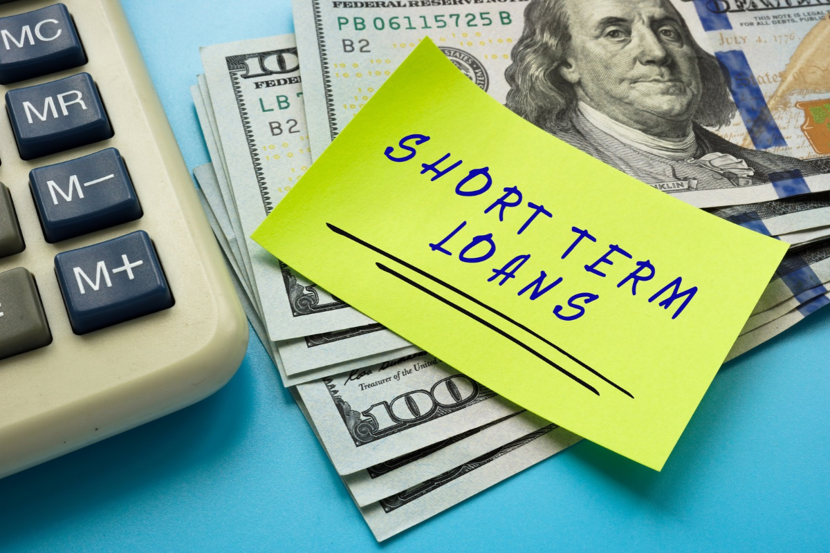 short-term loan post it and cash and calculator