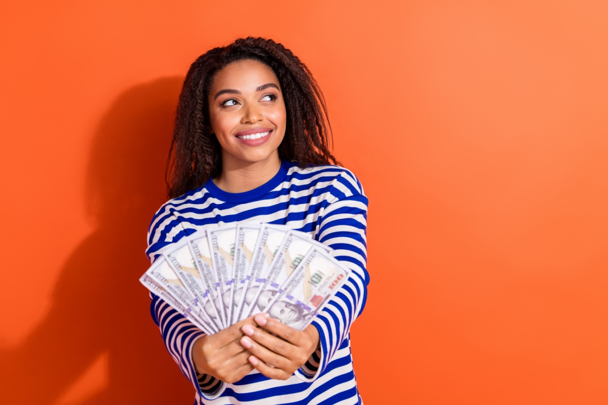 woman holding vehicle title loan cash