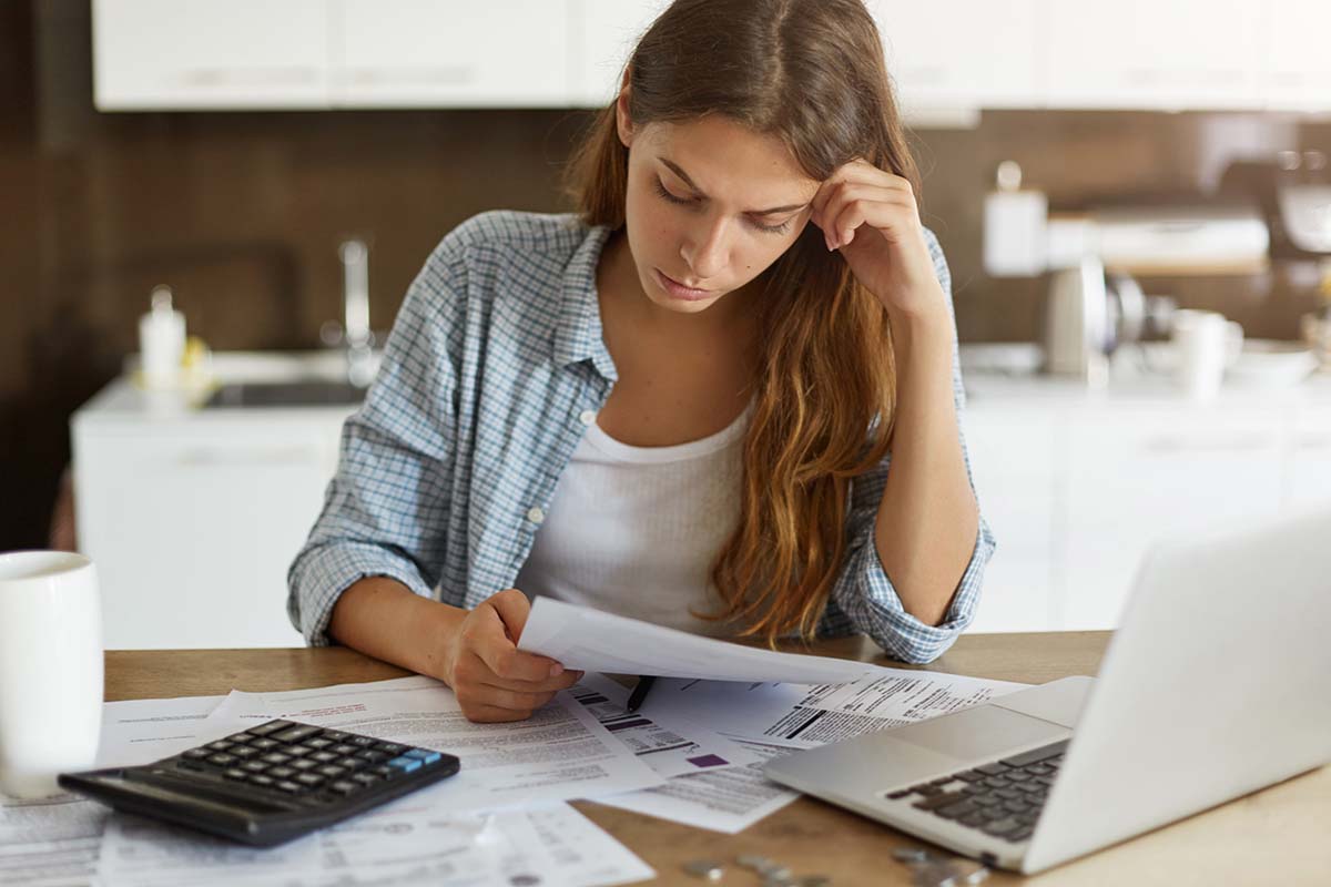 woman reviewing payday loan online Florida paperwork