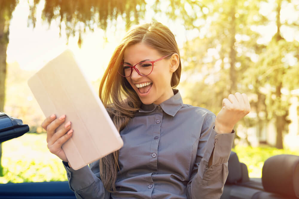 woman qualifies to get a car title loan online