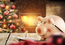 A piggy bank, a calculator, and a Christmas tree represent Christmas budgeting tips from installment loan help.