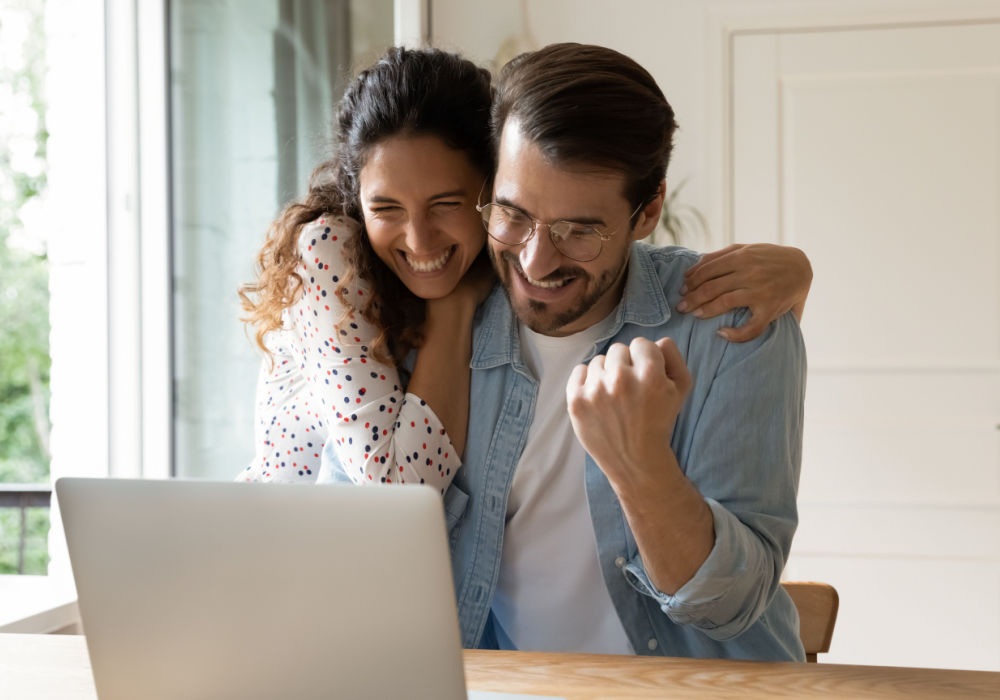 couple excited from receiving approval for auto title loan process online