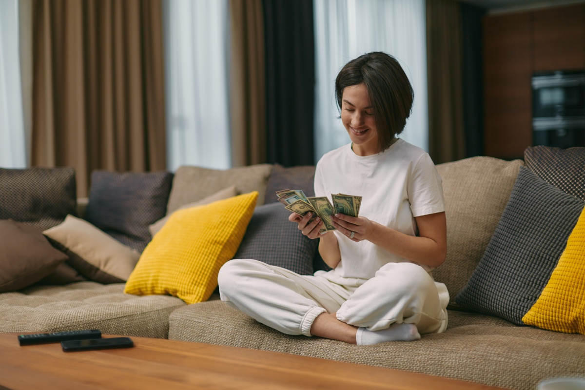 woman counts emergency cash from payday loan
