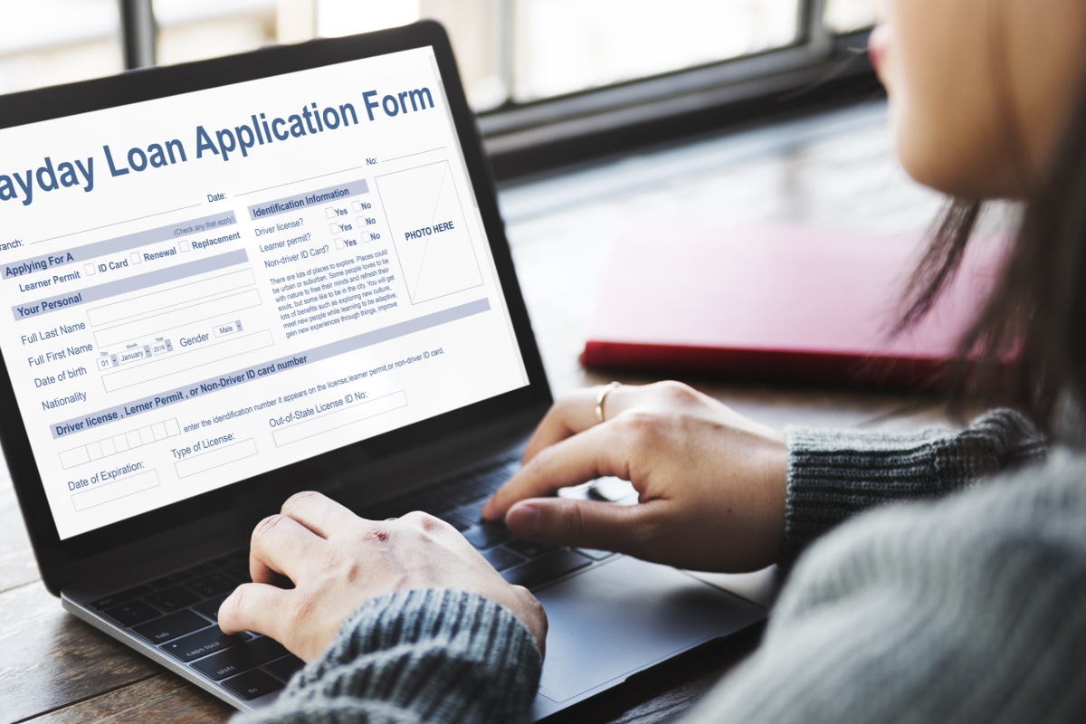 woman filling out online payday loan form from Texas Car Title and Payday Loans Services, Inc.