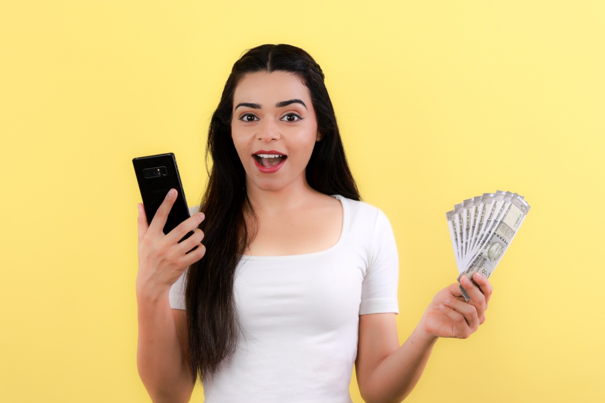 woman getting approved for emergency loans online