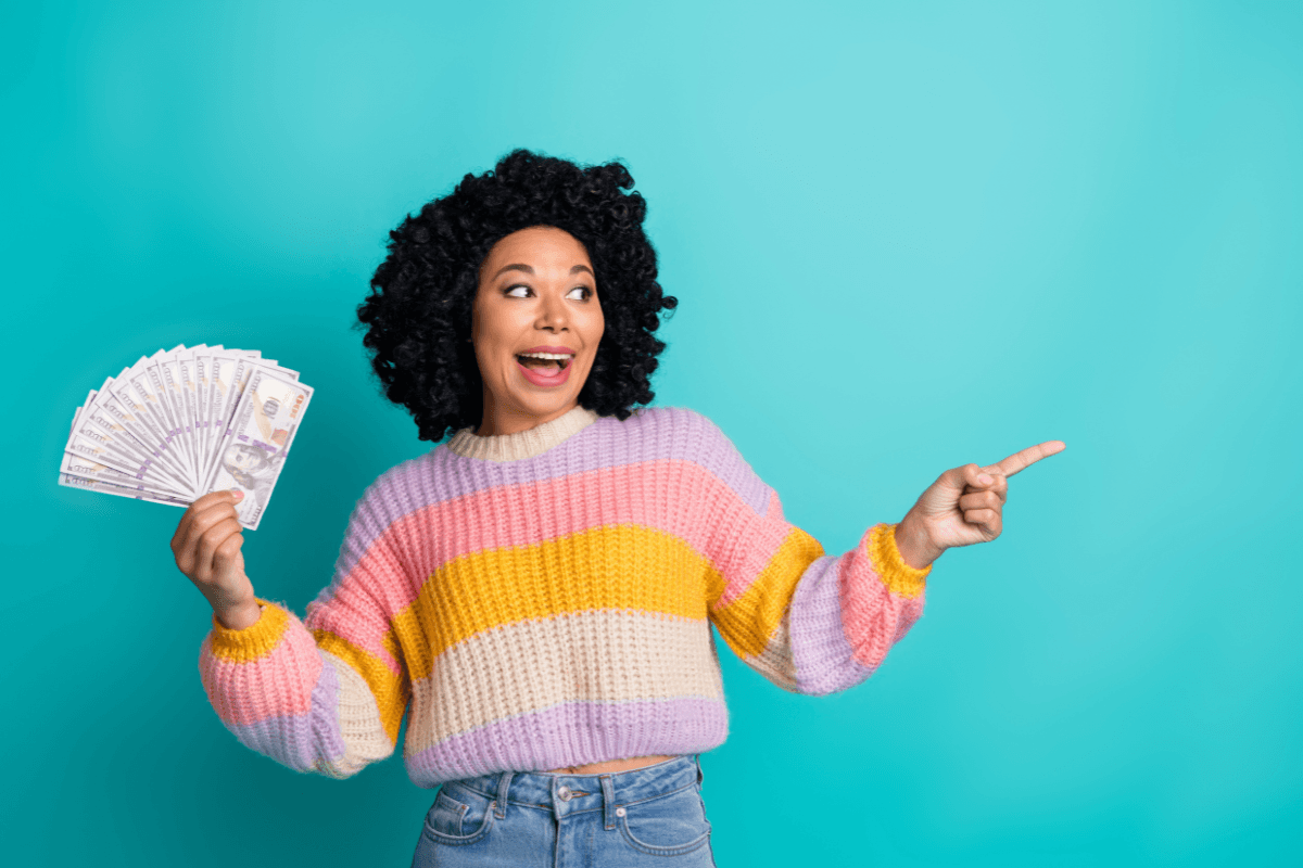 woman holding cash from a flex loan in Tennessee